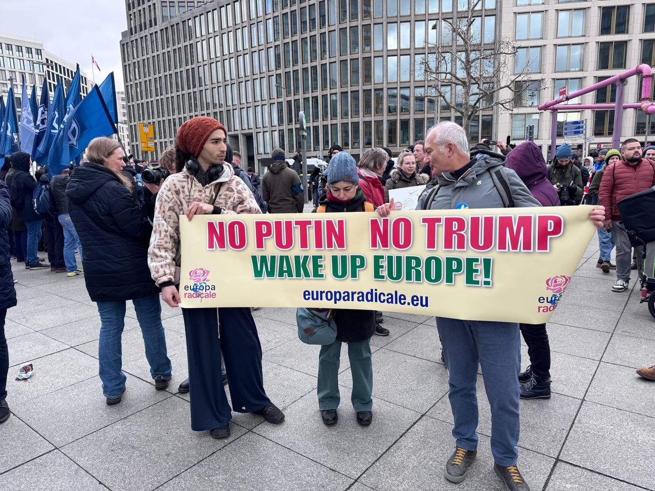 В Берлине сегодня пройдет марш под лозунгом «Россия против Путина». Организуют акцию политики Илья Яшин, Владимир Кара-Мурза и Юлия Навальная  Участники акции соберутся на Потсдамской площади и пройдут до Чекпойнт Чарли, затем по Фридрихштрассе и Глинкаштрассе дойдут до посольства России, около которого находится мемориал памяти политика Алексея Навального. Финальной точкой маршрута станет Парижская площадь с восточной стороны Бранденбургских ворот.   Следите за событиями в онлайне «Эха» / без VPN  Фото: «Эхо»