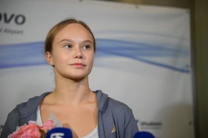 Воронежская гимнастка завоевала золото на чемпионате в Германии Олимпийская чемпионка по спортивной гимнастике Ангелина Мельникова в составе команды TSV Tittmoning Chemnitz выиграла многоборье на этапе немецкой Бундеслиги Об этом 15 ноября сама спортсменка сообщила в соцсетях Соревнования прошли в субботу в Эслингене TSV Tittmoning Chemnitz набрала 205 05 балла и заняла первое место Ангелина показала лучший результат в команде 55 40 балла по сумме четырех упражнений Второе место досталось команде с количеством баллов 197 35 третье с 191 15 балла Воронежская спортсменка примет участие в финале женской Бундеслиги в Гейдельберге 29 ноября Напомним наша землячка прилетела в Германию 13 ноября