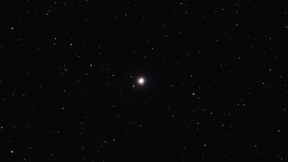 Проанализировав данные наблюдений собранных за 30 лет с помощью четырех высокоточных спектрографов астрономы не нашли в двойной системе Эта Кассиопеи Eta Cassiopeia гигантских планет аналогов Юпитера и Сатурна Их отсутствие делает систему расположенную в 19 4 светового года от Земли перспективной для поиска потенциально обитаемых миров   naked science ru article astronomy v sisteme eta kassiopei v