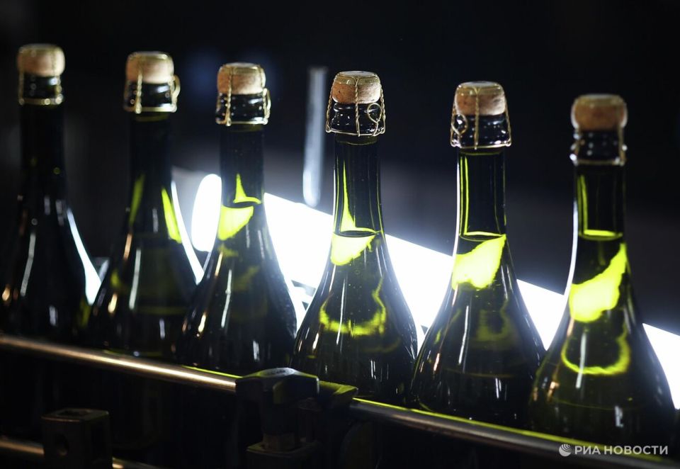 Роскачество назвало лучшие игристые вина России МОСКВА 9 дек РИА Новости Роскачество представило рейтинг лучших игристых вин и петнатов в рамках ежегодного проекта Винный гид России лучшими были признаны образцы из Краснодарского края Ростовской области и Крыма рассказали РИА Новости в организации Лучшие белыми брютами среди вин изготовленных классическим методом были признаны Brut d Or Блан де Блан Абрау Дюрсо выдержанное брют белое 2021 год 4 51 балла Brut d Or Блан де Нуар Абрау Дюрсо выдержанное брют белое 2021 год 4 47 балла Блан де Блан Фанагория игристое вино выдержанное брют белое 2019 год 4 42 балла Лучшими белыми брютами среди вин изготовленных методом Шарма резервуарный метод стали Квинтэссенция Рислинг Зект Ка Подробнее