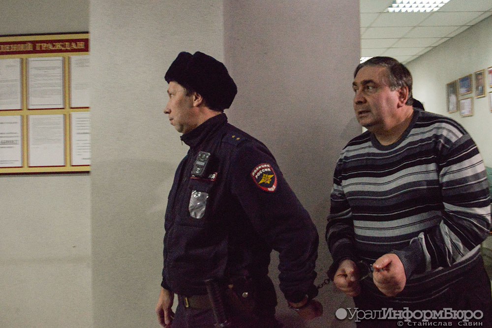 Стало известно в чем именно обвиняют экс главу свердловского минЖКХ Николая Смирнова Напомним его показания привели к арестам миллиардера Алексея Боброва и бывшего вице губернатора Олега Чемезова По версии следствия Смирнов с двумя заместителями в сумме получили свыше 4 4 миллиона рублей взятки доля экс министра превысила 980 тысяч Деньги чиновникам передал представитель частной компании за общее покровительство при выполнении контрактов в сфере водоснабжения и водоотведения Взамен представители власти обращались к главам муниципалитетов получая информацию о возникающих затруднениях по контрактам и давали указания предоставлять фирме технические документы Дело в ближайшее время начнет рассматривать Верх Исетский суд Екатеринбурга