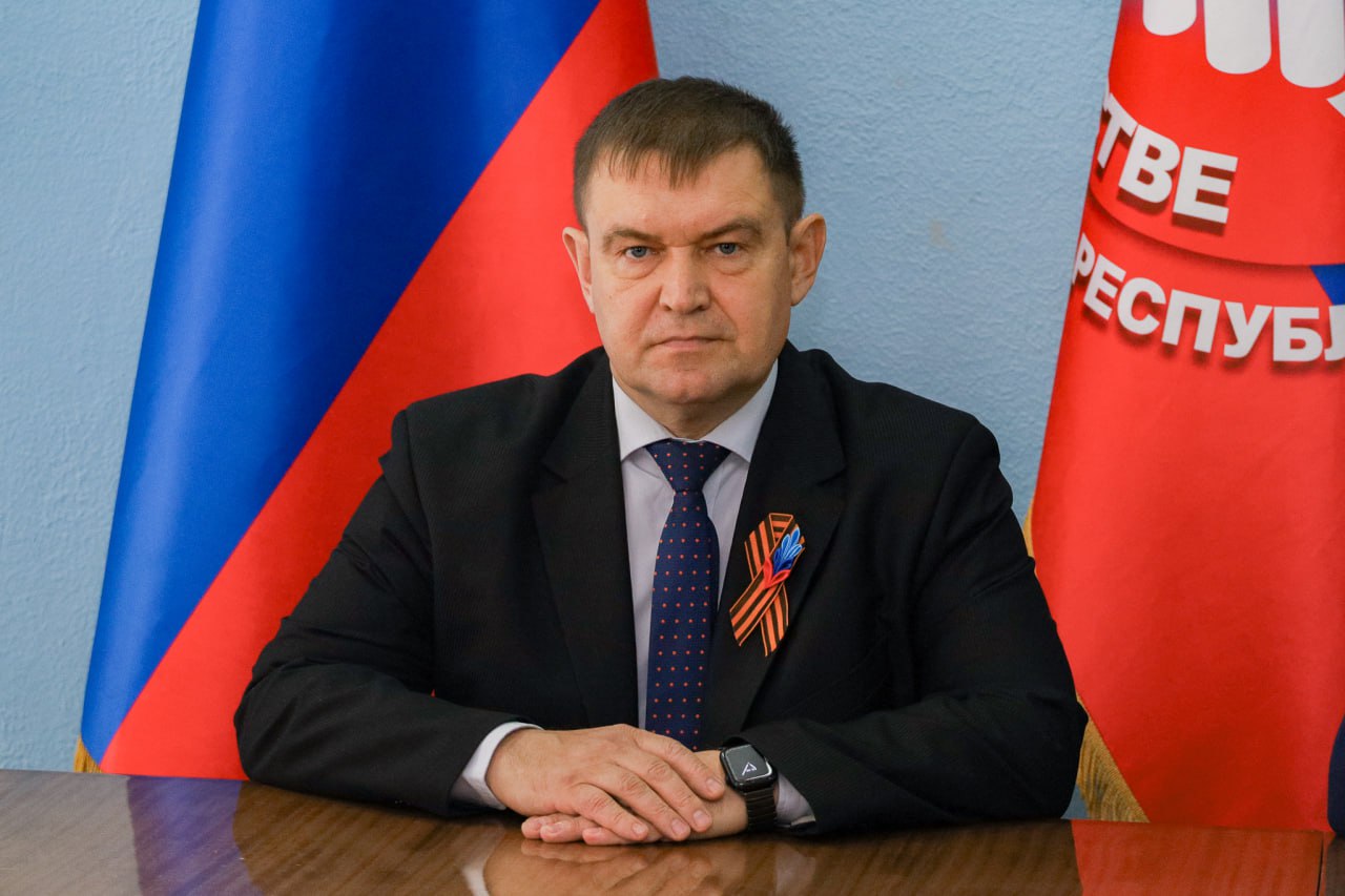 Андрей Сопельник вручил награды Народного Совета членам Федерации профсоюзов ЛНР    30 апреля в Луганске Федерация профсоюзов ЛНР провела торжественное мероприятие, приуроченное к Празднику Весны и Труда.  Представителей трудовых коллективов, руководителей профсоюзных организаций и активистов разных отраслей со всего региона от лица Парламента поздравил первый заместитель Председателя Народного Совета Андрей Сопельник.   «Я хочу обратиться к вам, как к друзьям. С самого начала становления республики профсоюзы всегда были рядом с депутатским корпусом. Во всех трудных ситуациях приходили на помощь своим трудовым коллективам, – отметил в своем приветственном слове Андрей Сопельник. – Луганская Народная Республика всегда славилась трудовыми достижениями. Сегодня мы сообща делаем все возможное, чтобы наш край стал самодостаточным и развитым регионом Российской Федерации. От имени Председателя Народного Совета ЛНР Дениса Николаевича Мирошниченко, всего депутатского корпуса и себя лично поздравляю вас с праздником! Желаю мира, добра, благополучия и скорейшей Победы всем нам!»  В рамках церемонии награждения первый зампред Парламента вручил отличившимся членам Федерации профсоюзов ЛНР грамоты и благодарности Народного Совета, а также благодарственные письма Председателя Народного Совета.