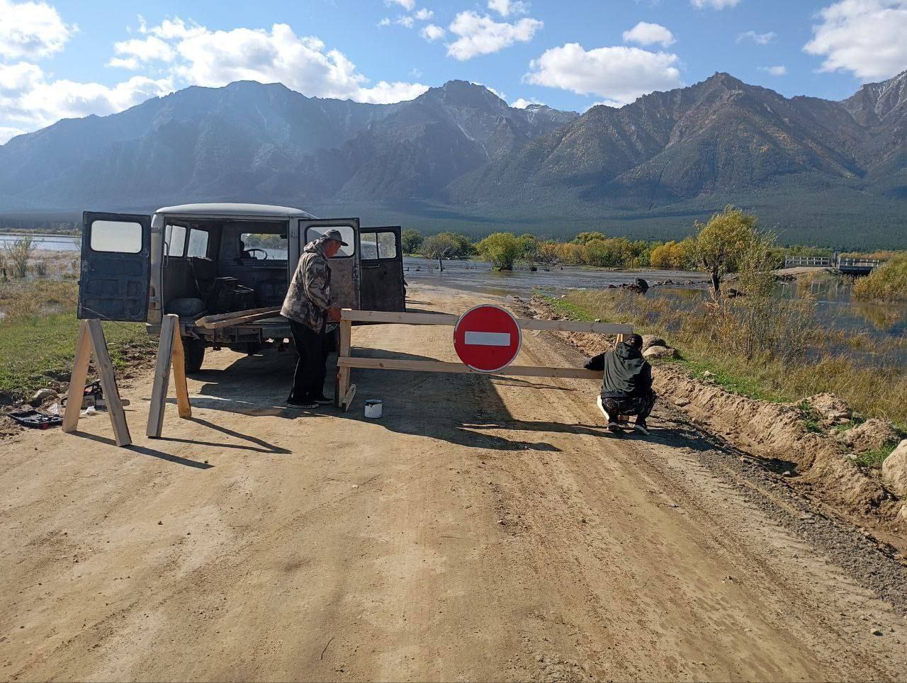 В Баргузинском районе затопило дорогу Из за подъема уровня воды в реке Баргузин подтопило автомобильную дорогу местного значения подъезд от автодороги Улан Удэ Курумкан Новый Уоян к мосту через реку Баргузин в местности Буксыкен на 3 м километре Дорога ушла под воду на протяжении километра причем местами уровень воды достигает 50 см сообщает Баргузин инфо Для предупреждения ЧС с 13 сентября участок автодороги закрыт для проезда всех видов транспорта Проехать есть где Существует основная дорога связывающая районный центр с другими населёнными пунктами Шапеньково Уро Суво Бодон Юбилейное Баянгол Хилгана По ней ситуация стабильная Новости Бурятии