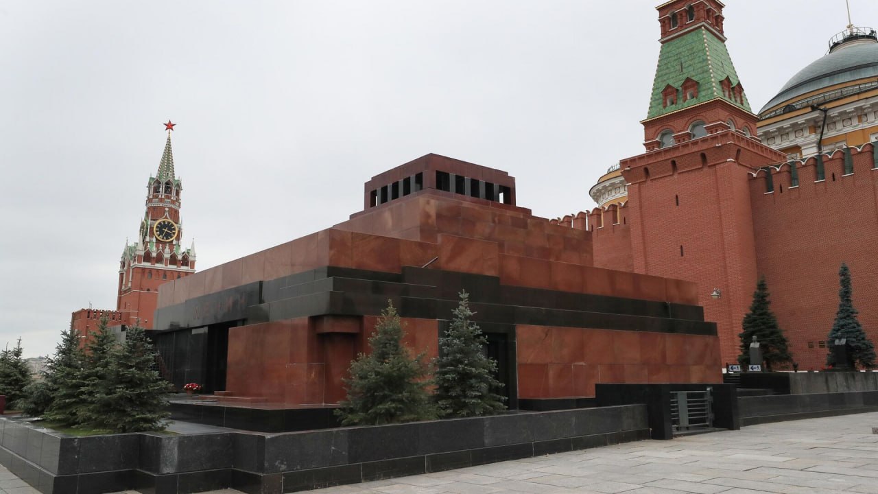 Виталий Милонов объяснил скандал вокруг фильма «Мумия» проблемами в «секте коммунистов» Они изобрели «красную религию», в которой Владимир Ленин остаётся «божеством». При этом авторы картины не оскорбляют революционера, их позиция «логично выдержана». Таким мнением в беседе с радиостанцией «Говорит Москва» поделился зампред комитета Госдумы по защите семьи, вопросам отцовства, материнства и детства. Знаете, я могу сказать, очень спокойный, сдержанный фильм. Там есть некий авторский подход, есть точка зрения автора Андрея Афанасьева и съёмочной группы. Эта точка зрения абсолютно логично выдержана. Там нет никаких оскорблений. И проблема-то заключается не в фильме, а проблема заключается в другой секте — в секте коммунистов, понимаете, которая просто фанатично, именно правильно в фильме сказано, изобрели свою красную религию. Для них Ленин является неким божеством, которое невозможно обсуждать, невозможно делать какие-то выводы.