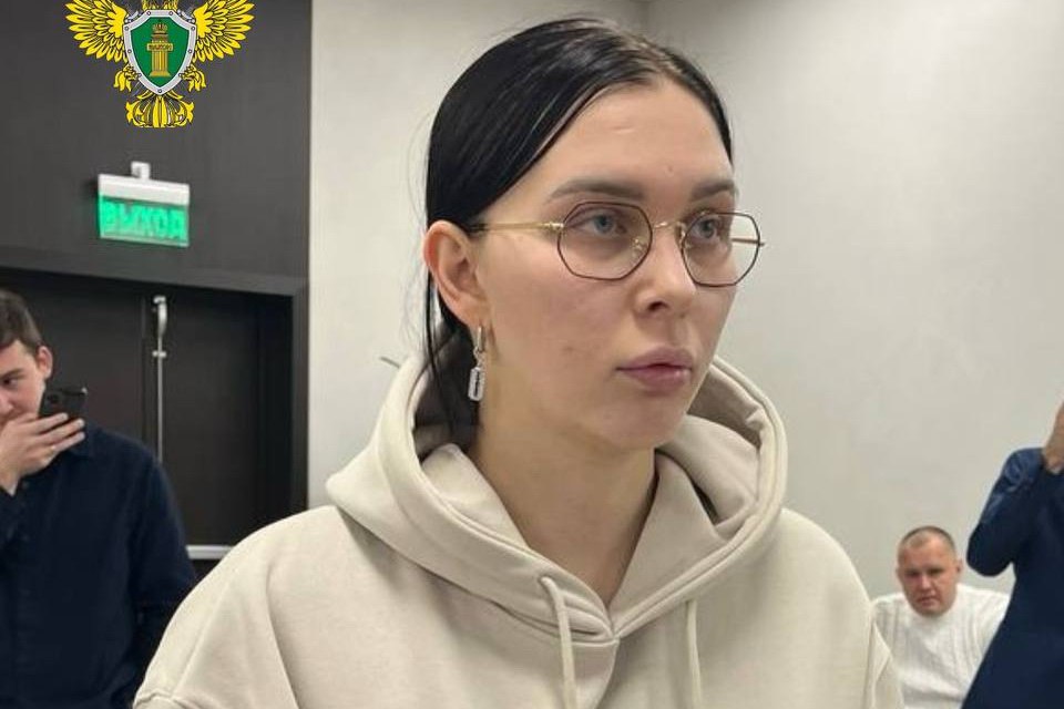 Академический районный суд Екатеринбурга вынес приговор бывшей участнице телепроекта Дом 2 Яне Шевцовой Макаровой по обвинению в мошенничестве 25 летняя девушка признана виновной в хищении более 23 4 млн рублей у бывшего возлюбленного Суд назначил ей пять лет колонии общего режима с отсрочкой наказания до 2035 года когда ее несовершеннолетнему ребенку исполнится 14 лет Как установил суд Шевцова встречаясь с женатым предпринимателем имитировала беременность и потребовала у отца несуществующего ребенка деньги на поддержание своего здоровья и нормальное развитие плода В июне 2023 года девушка сообщила мужчине что благополучно родила и стала требовать деньги на содержание новорожденного и на покупку квартиры Потом мошенница заявила что ребенок заболел и даже отправляла потерпевшему фотографии неустановленного ребенка в палате реанимации В общей сложности меньше чем за два года потерпевший заплатил более 23 4 млн рублей Эту сумму суд взыскал с осужденной в качестве компенсации морального вреда прокуратура justmediaru