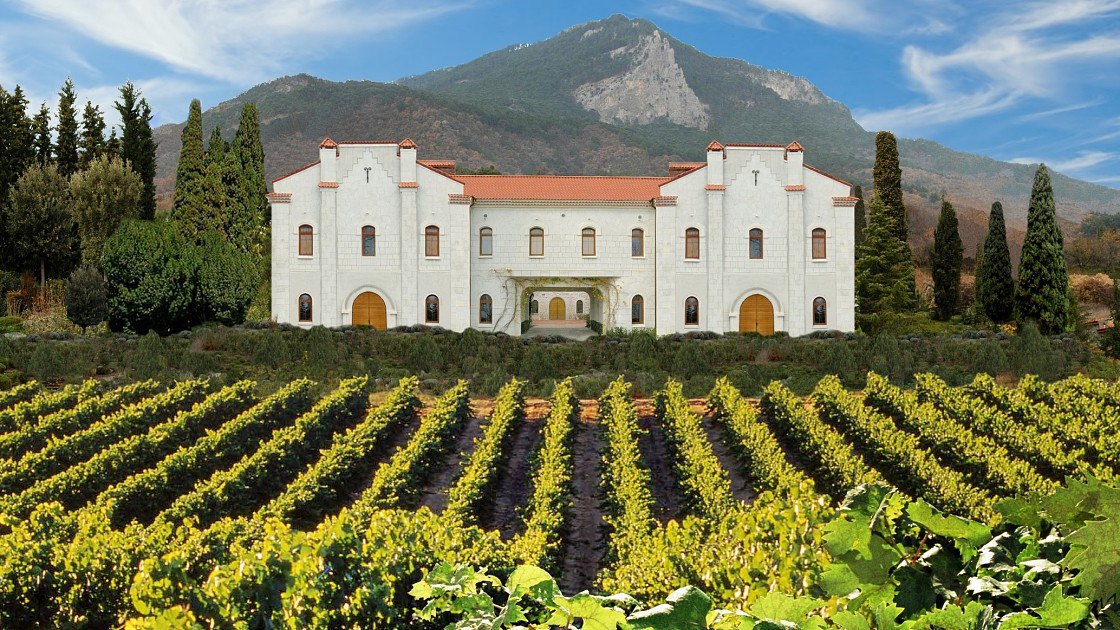 Госдума приняла в первом чтении законопроект позволяющий винодельческим и виноградарским хозяйствам строить на с х землях винодельни и объекты для предоставления услуг сельского туризма Законопроектом предусматривается что на земельных участках из земель с х назначения принадлежащих на праве собственности аренды или ином законном основании винодельческим хозяйствам или виноградарским хозяйствам допускаются совместно со строительством винодельни или при наличии винодельни на земельном участке строительство реконструкция и эксплуатация ОКС некапитальных строений сооружений предназначенных для предоставления услуг в сфере сельского туризма Указанные объекты должны быть объединены с ОКС некапитальными строениями сооружениями предназначенными для производства продукции виноградарства и виноделия или продукции виноделия винодельней в единый недвижимый комплекс