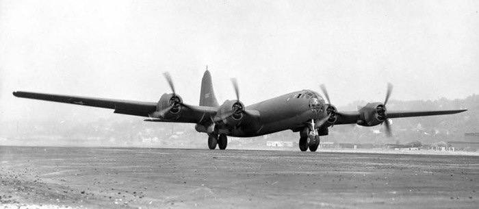 21 сентября 1942 года совершил первый испытательный полет ХВ 29 прототип американского стратегического бомбардировщика Boeing B 29 Superfortress