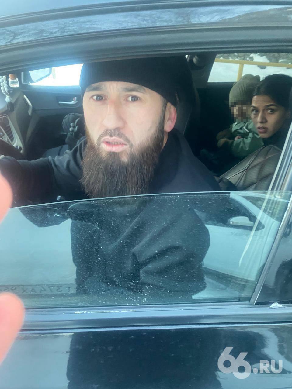 Силовики задержали жену участника СВО избившую супругу полицейского Дарье Рублевской грозит до семи лет колонии за хулиганство 30 декабря суд изберет женщине меру пресечения сообщил 66 RU ее супруг Рустам Джураев По его словам конфликт спровоцировал полицейский Владимир и его супруга Наталья Ломовцева которые начали оскорблять их по расовой принадлежности Инцидент произошел в Екатеринбурге около аптеки по улице Пехотинцев Потерпевший поставил машину в неположенном месте и перекрыл мне дорогу Он на ровном месте начал меня материть но потом отъехал и припарковал автомобиль нормально После этого он начал меня толкать и спрашивать Ты знаешь кто я такой Я ответил что мне без разницы ведь закон для всех един Затем я зашел и купил лекарства Когда вышел они ждали меня Он встал возле моей машины и не пускал меня начал называть меня чуркой рассказал Джураев Затем по его словам к нему подошла Наталья Ломовцева с вопросом А ты знаешь кто мой муж После этого она якобы ударила Джураева в плечо а его супруга попыталась за него заступиться Тогда как утверждает мужчина жена полицейского схватила Дарью Рублевскую за волосы со спины В ответ она ударила ее по лицу около двух раз Ломовцова заявила 66 RU что ее положили в больницу после драки Джураев предложил оппонентам поехать в полицию для разбирательства однако по его словам они отказались так как были выпившими Джураев рассказал что дважды ездил в зону СВО   Подписывайся на 66 RU Новости из Екатеринбурга