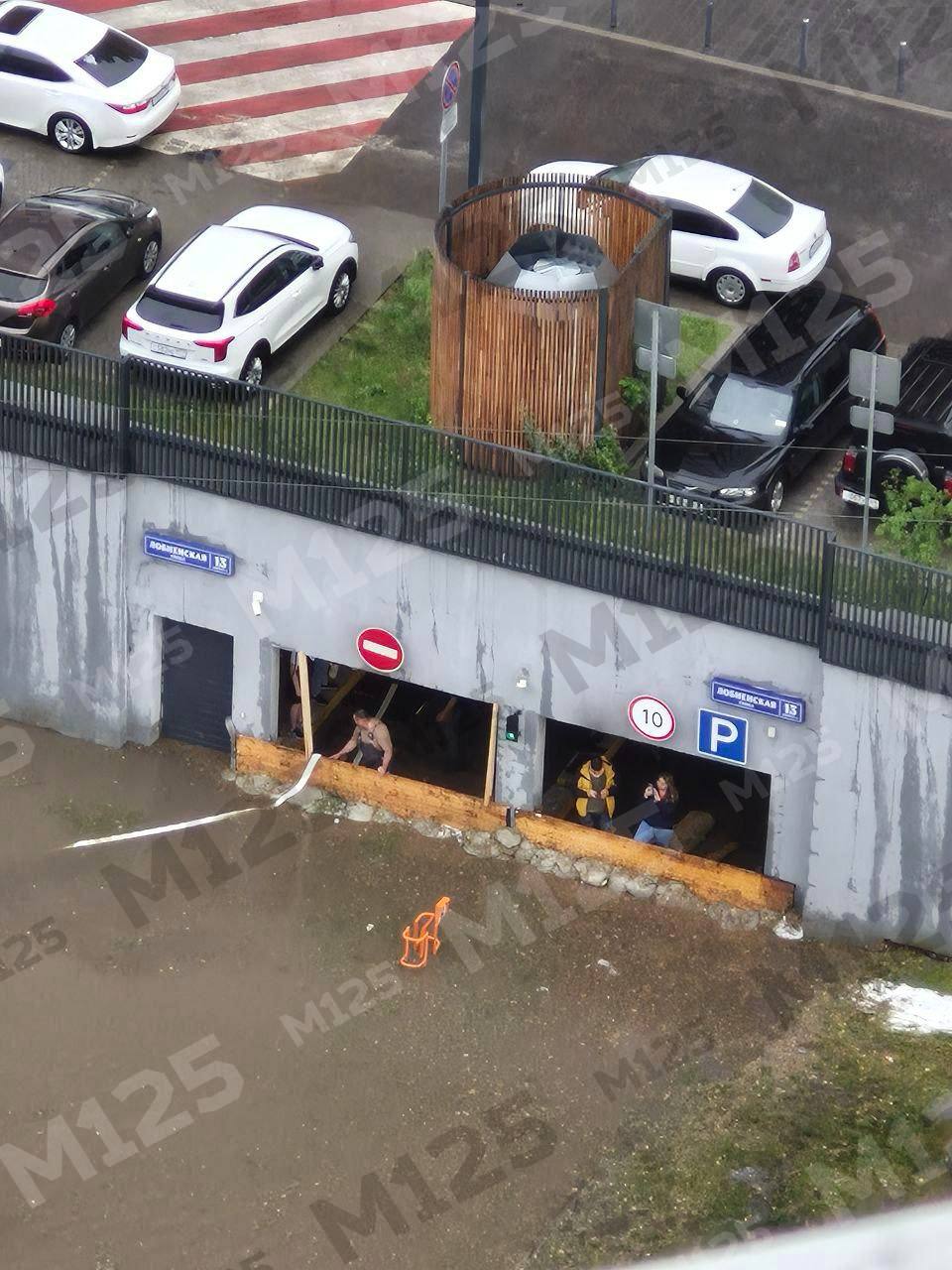 Дамба выстояла и спасла машины на паркинге в ЖК «Дмитровский парк» на Лобненской Местные пишут, что немного воды попало, но некритично. Дамбу поставили в прошлом году после череды сильных ливней и жутких потопов, тогда пострадало много машин. И не зря заморочились! Берём на заметку. Прислать новость