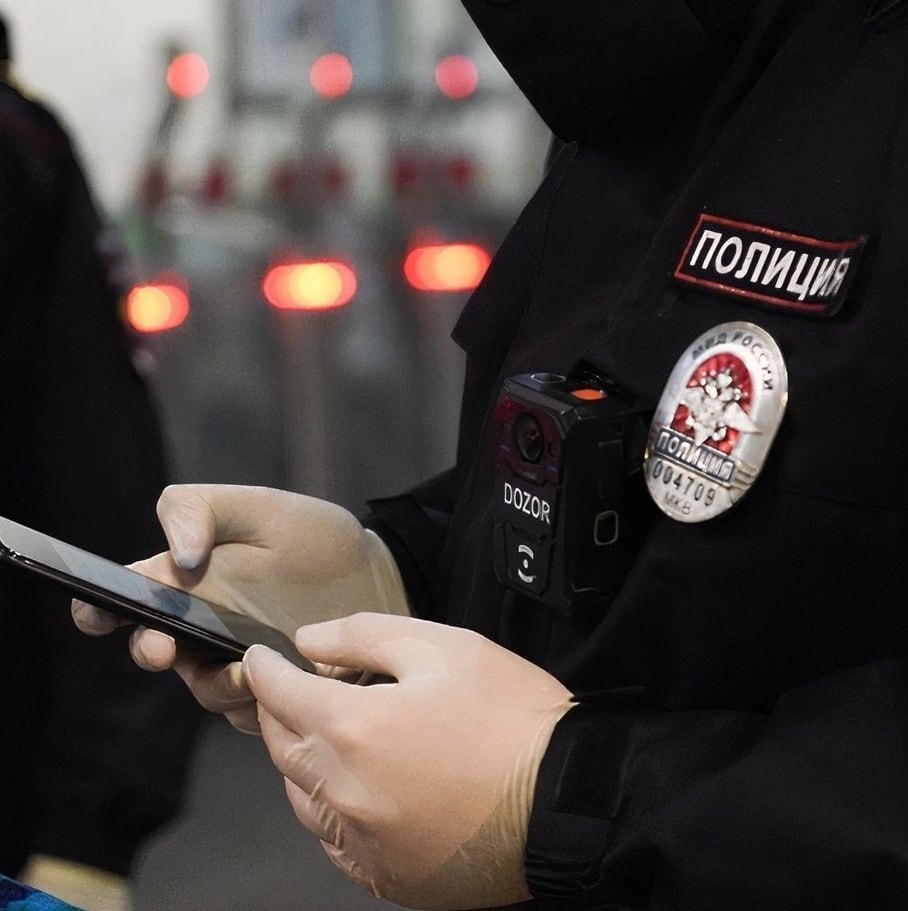 Силовикам в России официально разрешили принуждать граждан разблокировать смартфоны Такие положения содержатся в новой методичке для сотрудников Следственного комитета При этом правоохранителям запрещено самостоятельно подбирать пароли или взламывать устройства вводить код доступа должен сам владелец В случае отказа как отмечается следователи смогут прибегать к различным мерам давления чтобы получить доступ к информации на телефоне