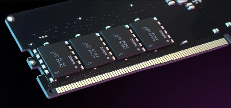 Компании занимающиеся упаковкой и тестированием памяти подняли цены на свои услуги на 30 Цепочка поставок снова трещит по швам и свежий отчёт UDN показывает насколько сильно это ударит по рынку ОЗУ уже в ближайшие месяцы Powertech Walton и ChipMOS уведомили партнёров о повышении цен на 30 причиной называют резкий рост заказов и увеличение издержек компании уже готовят второй раунд подорожания ситуация усугубит дефицит потребительской ОЗУ аналитики ожидают высокие цены на память весь 2026 год по данным недавнего интервью Micron дефицит закончится не раньше 2028 года только к этому времени заработают новые фабрики строящиеся под спрос ИИ компаний Если тенденция сохранится рынок памяти может войти в самый продолжительный период дефицита за последние годы и рост цен станет нормой а не исключением Как вы оцениваете такое ускорение цен Заказать сборку ПК в InterPC Наши каналы ОпeрaтивнaяПaмять