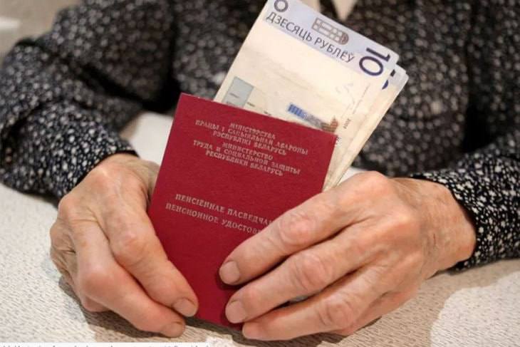 Минтруда назвало размер средней пенсии в Беларуси Она составляет 980 рублей Так в Минтруда напомнили что в 2026 м пенсии вырастут на 14 5 В следующем году размер средней пенсии планируют увеличить на 14 5 она составит около 1100 рублей прокомментировали в пресс службе Напомним что размер пенсии зависит от продолжительности стажа работы величины прошлых зарплат а также наличия прав на надбавки и повышения пенсионных выплат При назначении пенсии после 1 января 2025 года для расчета берется заработок за последние 30 лет стажа указали в Минтруда