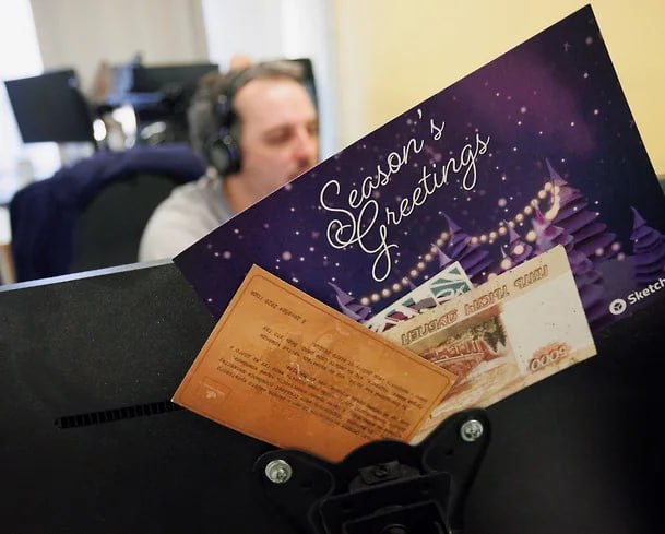 В IT отрасли почти остановился рост оплаты труда Средняя зарплата IT специалистов в России к концу 2025 года почти не изменилась как относительно его начала так и относительно второго полугодия 2024 года В большинстве регионов показатель вырос меньше уровня годовой инфляции при этом число резюме на одну вакансию по данным рекрутинговых сервисов сейчас рекордно высокое Эти и другие общие экономические тренды могут привести к стагнации и даже точечным снижениям доходов в отрасли опасаются участники рынка jkinvest news jkinvest