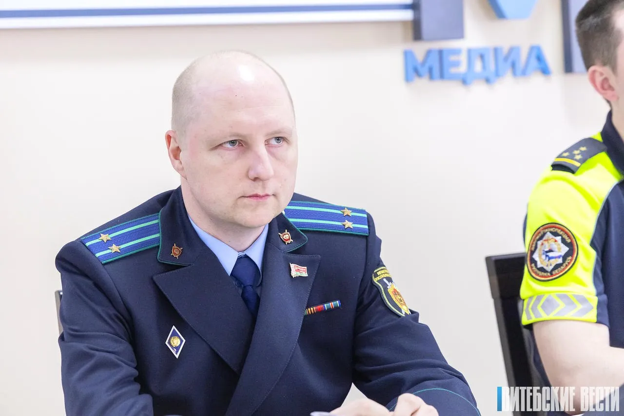 Начальник отдела за исполнением законодательства о несовершеннолетних и молодежи прокуратуры Витебской области Андрей Низюлько поделился информацией о том что делают взрослые чтобы предотвратить травмирование гибель а также совершение детьми правонарушений и на что следует обратить внимание самим ребятам чтобы не оказаться в трудной ситуации Никогда не нужно идти на поводу у сверстников или даже у взрослых людей которые вам предлагают какие то сомнительные занятия лазать по стройкам забираться на крыши домов прыгать с гаражей кататься на самокатах и велосипедах по оживленным улицам купаться в неустановленных местах особенно прыгать в воду там где не видно дна играть с огнем перечислил Андрей Низюлько те ситуации в которые по недомыслию попадают дети За прошлый год в Витебской области погибло 17 детей из которых четверо в ДТП двое утонули и трое в результате падение с высоты и т д В текущем году уже два погибших ребенка