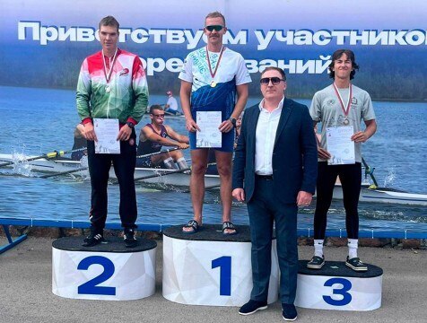 Калужские гребцы взяли "серебро" и "бронзу" на всероссийских соревнованиях   В Магнитогорске прошли всероссийские соревнования по гребному спорту имени Олимпийского чемпиона Игоря Кравцова. Спортсмены состязались в дисциплине прибрежная гребля. В том числе, на старт выходили воспитанники калужской школы Вячеслава Иванова. И на дистанции 6000 метров в одиночках Сергей Горин стал вторым, а Мария Смирнова заняла 3 место. А затем в новой олимпийской дисциплине — прибрежный спринт Мария завоевала не одну бронзовую медаль.