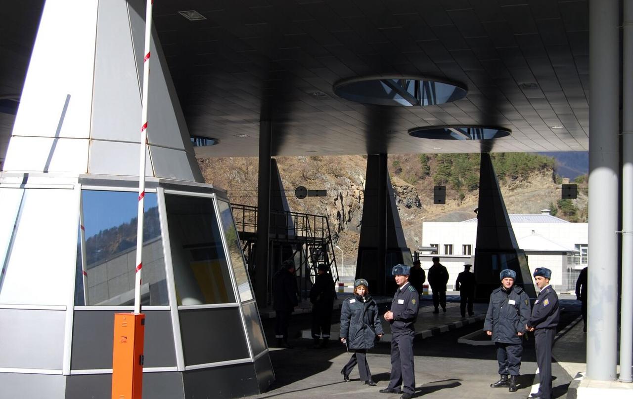 Грузия отказывает россиянам во въезде из за места рождения сообщили в Секции интересов РФ при посольстве Швейцарии в республике Отказы распространяются на тех у кого в месте рождения указаны Украинская ССР Абхазская АССР Южная Осетия Крым ДНР ЛНР Запорожская и Херсонская области