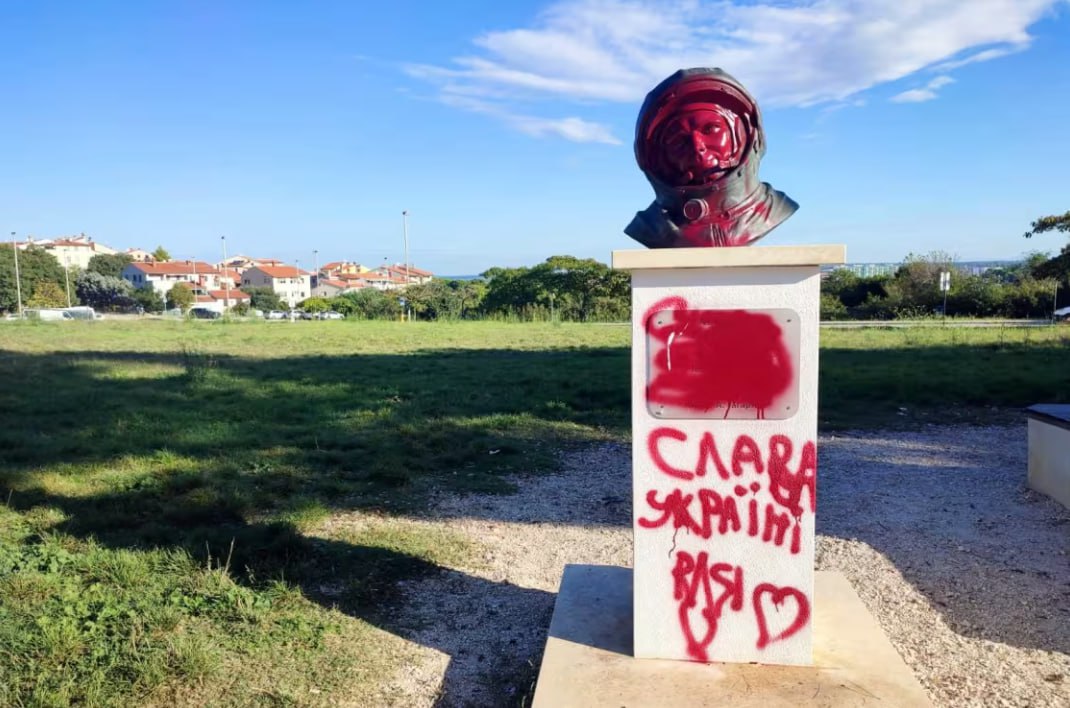 Бюст Юрия Гагарина осквернили в хорватском городе Пула Акт вандализма совершили двое неизвестных в ночь с 28 на 29 сентября сообщили в посольстве России в Хорватии Посольство решительно осуждает эти варварские акции и рассчитывает что правоохранительные органы Республики Хорватии примут оперативные меры по выявлению виновных лиц и привлечению их к ответственности по всей строгости закона отметили в диппредставительстве Посольство подчеркивает что неизвестные не в первый раз оскверняют этот бюст Гагарина Дипломатическое представительство назвало данный инцидент печальным следствием украинизации Европы Больше новостей тут МАХ Отправить новость