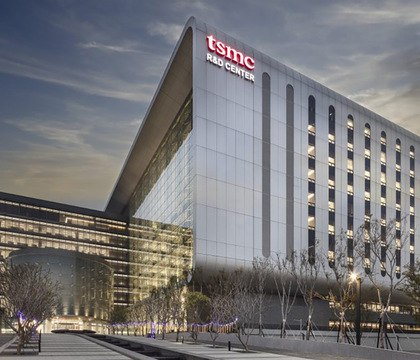 TSMC подала в суд на бывшего вице президента из за перехода в Intel TrendForce Слухи о переходе бывшего вице президента TSMC Вэй Джен Ло Wei Jen Lo в Intel оказались правдивыми Однако литографическую общественность больше волнует вопрос не прихватил ли он конфиденциальные данные касающиеся 2 нанометрового техпроцесса