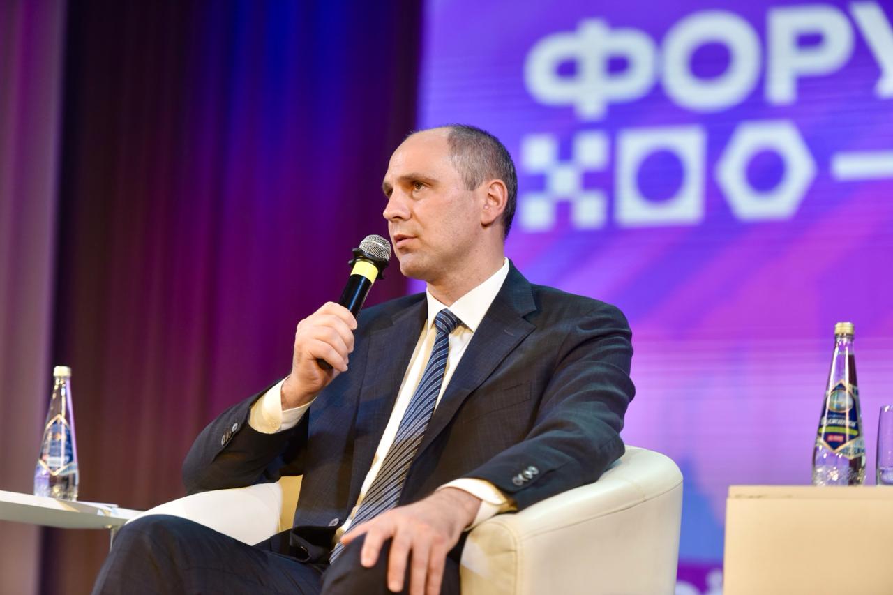 Также глава Свердловской области в вопросе поддержки молодых семей подчеркнул, что задача — не просто поддержать их, а сформировать новую культуру. Показать: быть молодой семьей — это нормально, это ценно, это возможно «С июня мы внедрили новые формы финансовой поддержки. В первую очередь меры адресованы студенческим семьям, и буквально вчера мы обсуждали это с советом ректоров вузов Свердловской области. Мы говорим о создании особых условий после рождения детей — включая гибкие графики обучения, благоприятную атмосферу, поддержку женщин в период беременности», — сказал Денис Паслер. Полина Зиновьева, «Областная газета» Подписаться на «ОГ» Прислать новость Поддержать канал