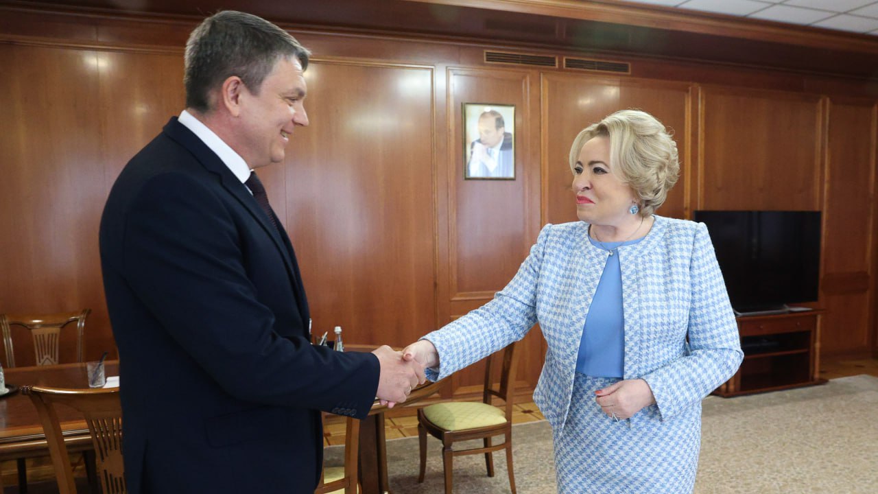 Председатель Совета Федерации Валентина Матвиенко провела встречу с главой Луганской Народной Республики Леонидом Пасечником Основной темой стали вопросы социально-экономического развития региона. Беседа прошла после заседания Совета по вопросам интеграции воссоединённых субъектов РФ в правовую и социально-экономическую системы Российской Федерации при СФ. Спикер верхней палаты поблагодарила за активное участие в работе Совета, где обсуждаются важные практические проблемы, требующие участия федеральных органов и донастройки законодательства. Глава республики затронул вопрос реконструкции онкологического диспансера, который построен в 1963 году. «Не можем оказывать помощь онкобольным в полном объеме. Протоколом Минздрава предусмотрено использование новых аппаратов лучевой терапии, но расположить их в здании не можем, так как сооружение не соответствует требованиям. Нужно строить отдельный корпус». Валентина Матвиенко поддержала инициативу. «Сейчас идёт процесс формирования бюджета на следующую трёхлетку, постараемся сделать всё, чтобы проект попал в программу, и на него было выделено финансирование. Понимаем его значимость». Леонид Пасечник сообщил о ремонтных работах и дооснащении больниц в ЛНР. Он также отметил помощь и внимание, которые оказывают республике, в том числе шефы-регионы. Особо выделил поддержку со стороны Волгограда. По словам главы ЛНР, 9 мая в станице Луганская открыли площадь Героев Сталинграда, восстановили Дом культуры.