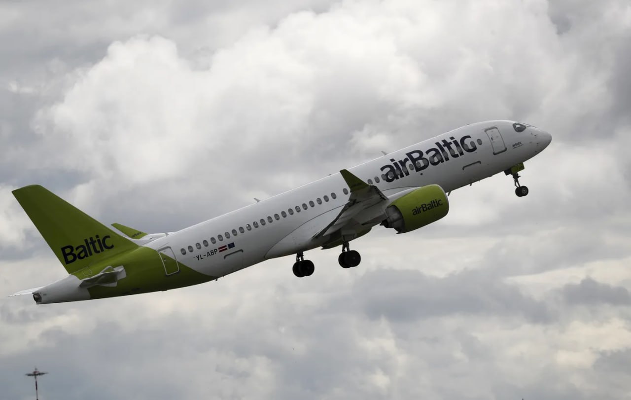 airBaltic снизит свой капитал на сотни миллионов евро в преддверии IPO  В ходе подготовки к первоначальному публичному предложению акций  IPO  основной капитал латвийской национальной авиакомпании airBaltic будет снижен на 571,293 млн евро, а также будет упрощена нынешняя структура акций предприятия, свидетельствует информация на сайте Firmas.lv.