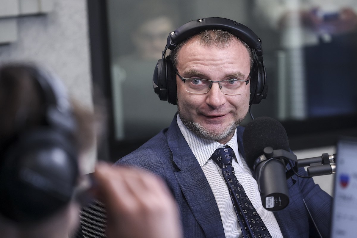 Экс глава СПБ Биржи оценил сроки запуска торгов 24 7 в России Круглосуточные торги на российском финансовом рынке могут быть запущены на горизонте трех лет Такую оценку дал президент ассоциации НП РТС экс глава СПБ Биржи Роман Горюнов в эфире программы Инвестиционный час на Радио РБК Я думаю что это вопрос до трех лет сказал он подчеркнув что финансовая индустрия идет в этом направлении и все точно понимают что это данность Сейчас же финансовый рынок по мнению Горюнова не готов к режиму 24 7 В 2025 году Мосбиржа и СПБ Биржа запустили торги выходного дня после чего в индустрии возникла дискуссия о полностью круглосуточных торгах Читайте подробнее о том что нужно для этого сделать Экс глава СПБ Биржи оценил сроки запуска торгов 24 7 в России Подписаться на Сам ты инвестор