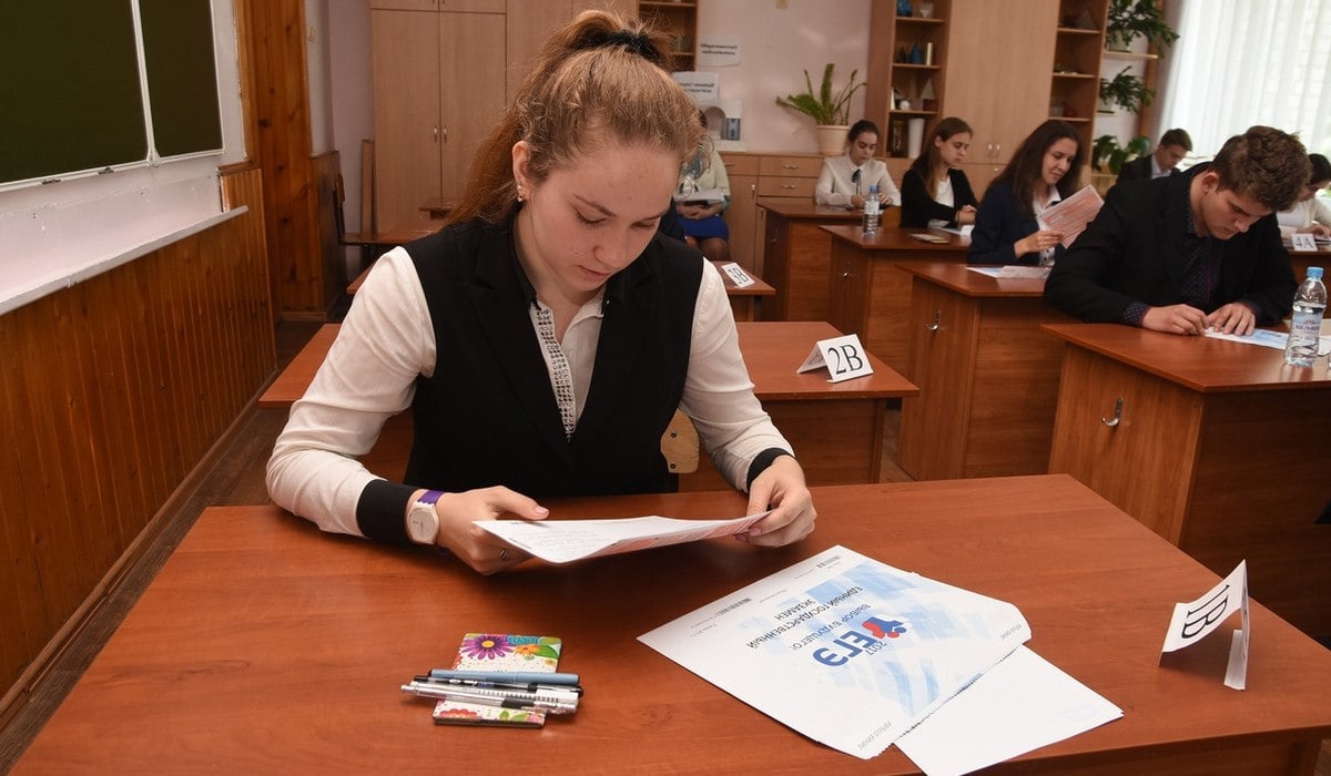 ОГЭ в Курской области отменен  Утверждены особенности проведения экзаменов для курских школьников.  Для девятиклассников ОГЭ отменен. Выпускники 9-х классов смогут пройти аттестацию в форме промежуточных экзаменов в своих школах.  Одиннадцатиклассники, как и в прошлом году, смогут выбрать: сдавать ЕГЭ или пройти аттестацию в школе. ЕГЭ остается обязательным только для тех, кто планирует поступать в вузы.  Эти правила касаются всех 430 школ Курской области, где учатся 11 700 девятиклассников и 4 289 одиннадцатиклассников.  - Решение принято на федеральном уровне и закреплено приказом Министерства просвещения. Мы понимаем, как важно создать комфортные условия для наших школьников, и продолжаем делать все возможное чтобы их поддержать, - рассказал врио губернатора Александр Хинштейн.      !