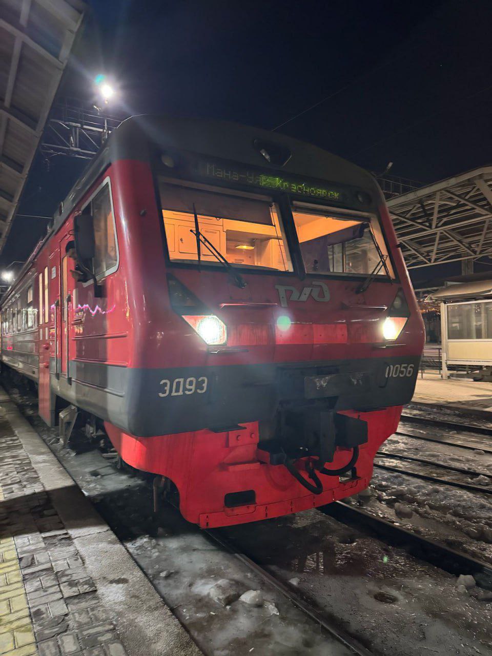 В Красноярском крае мужчина погиб под колесами электропоезда.    Трагедия произошла возле станции Сорокино. По данным полиции, 70-летний житель Красноярска пытался перейти железнодорожные пути перед приближающимся поездом, не соблюдая правила безопасности. Машинист заметил пешехода, подал звуковой сигнал и применил экстренное торможение, но избежать наезда не удалось. От полученных травм мужчина скончался до приезда скорой помощи.