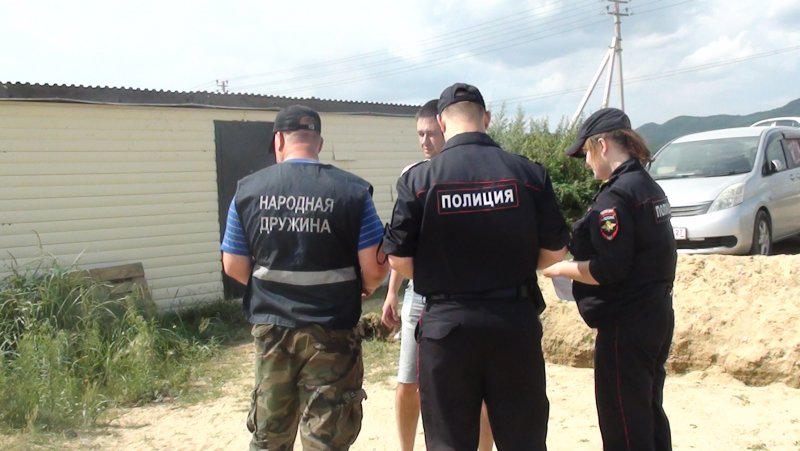 В преддверии пикового туристического сезона в Приморском крае введён комплекс дополнительных мер безопасности. Как сообщили в краевом УМВД, особое внимание будет уделяться пляжным зонам, дорогам и детским оздоровительным лагерям. К традиционным полицейским патрулям подключились добровольные народные дружины и представители общественных советов, которые помогут выявлять нарушения и проводить профилактические беседы с отдыхающими. В рамках спецоперации "Курорт-2025" уже проведены: инструктажи для персонала санаториев и баз отдыха, дополнительные проверки объектов детского отдыха, установка круглосуточных постов в популярных туристических локациях Для оперативного реагирования на нарушения работают горячие линии: Дежурная часть: 8 423 249-04-91 Телефон доверия: 8 423 240-10-00