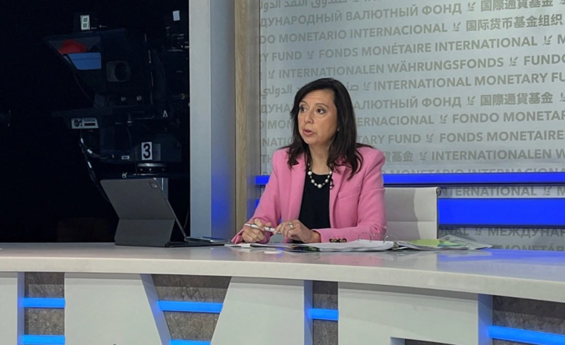 Международный валютный фонд выступает за соблюдение международного права в отношении российских замороженных активов заявила на брифинге директор по коммуникациям МВФ Джули Козак выразив надежду что российские власти ценят эту позицию фонда Любые действия связанные с использованием замороженных активов России должны соответствовать международному и национальному праву и не подрывать функционирование международной валютной системы Накануне коллегия Еврокомиссии одобрила два варианта финансирования Украины включая репарационный кредит который предполагается обеспечить российскими активами Это решение не требует согласия всех членов ЕС и будет утверждено квалифицированным большинством голосов Один из вариантов должен одобрить в декабре Совет ЕС Фото Andrea Shalal Reuters РБК в Telegram и MAX