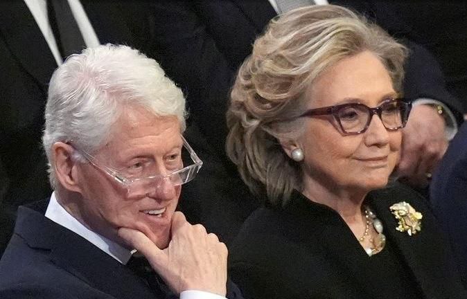 Билл и Хилари Клинтон дадут показания в Палате представителей Конгресса США в рамках расследования дела Джеффри Эпштейна Клинтоны хотят создать прецедент преминимый для всех заявил помощник Клинтона Анхель Уренья Ранее Клинтоны проигнорировали требования главы комитета по надзору палаты представителей Джеймса Комера явиться на закрытые слушания в конгресс и длительное время уклонялись от них однако им пригрозили серьёзными последствиями P S Опрос семейки педофилов продлится более четырех часов в прямом эфире