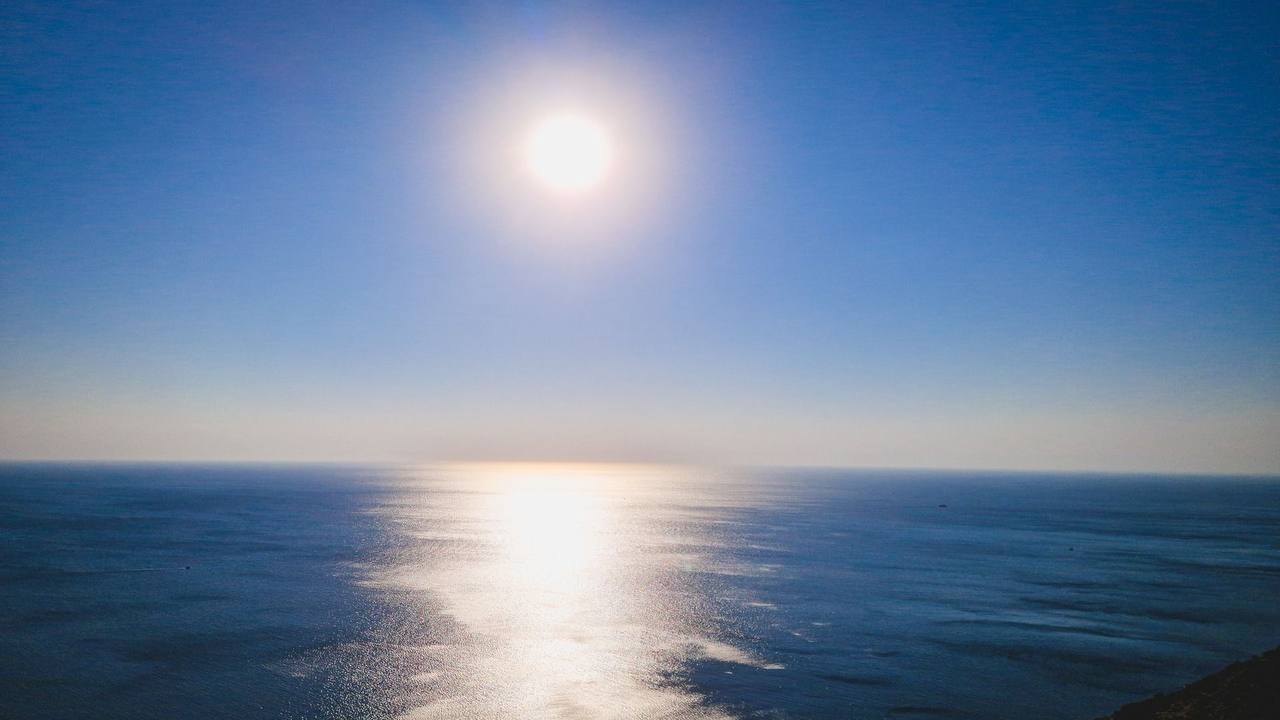 В Приморье зафиксированы аномально высокие температуры воды По состоянию на 4 июля температура воды в Амурском заливе достигла +25°С, в заливе Посьета — +26°С, а в бухте Находка — +17°С. В июне 2025 года температура воды оказалась на 5-7°С выше показателей июня 2024 года, а среднемесячная температура превысила многолетнюю норму на 4°С. Тенденция сохраняется и в начале июля: в первой декаде месяца температура превышает многолетние данные на 5-6°С.