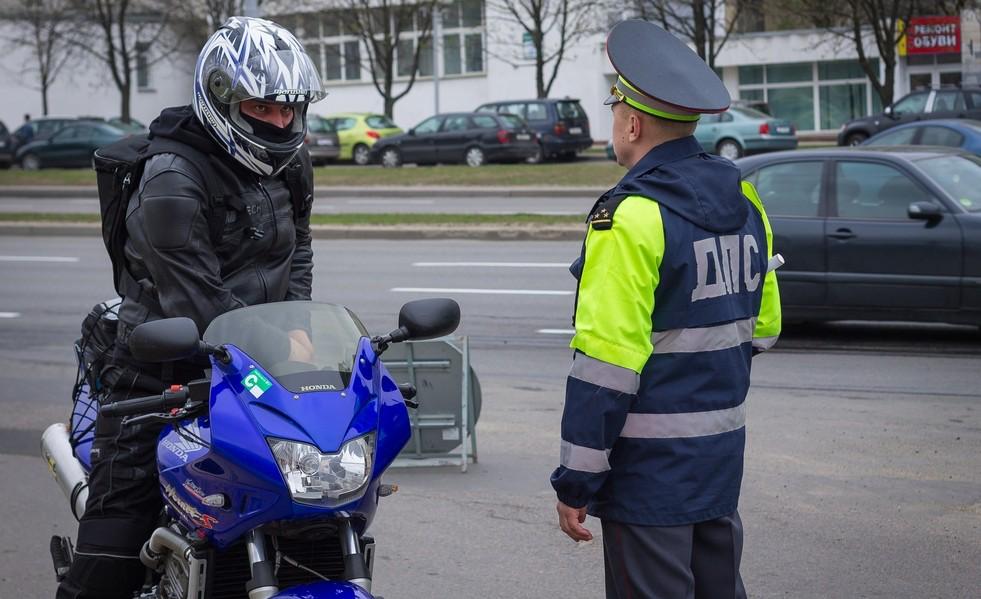 Внимание мотоциклистам с 5 по 7 сентября в Москве пройдет профилактический рейд Мотобезопасность Сотрудники Госавтоинспекции проведут специальные мероприятия с байкерами направленные на повышение безопасности на дорогах Особое внимание будет уделено родителям юных водителей мототранспорта Всем участникам движения напоминают соблюдайте правила дорожного движения используйте защитную экипировку будьте внимательны на дорогах Подписывайся на Москвач