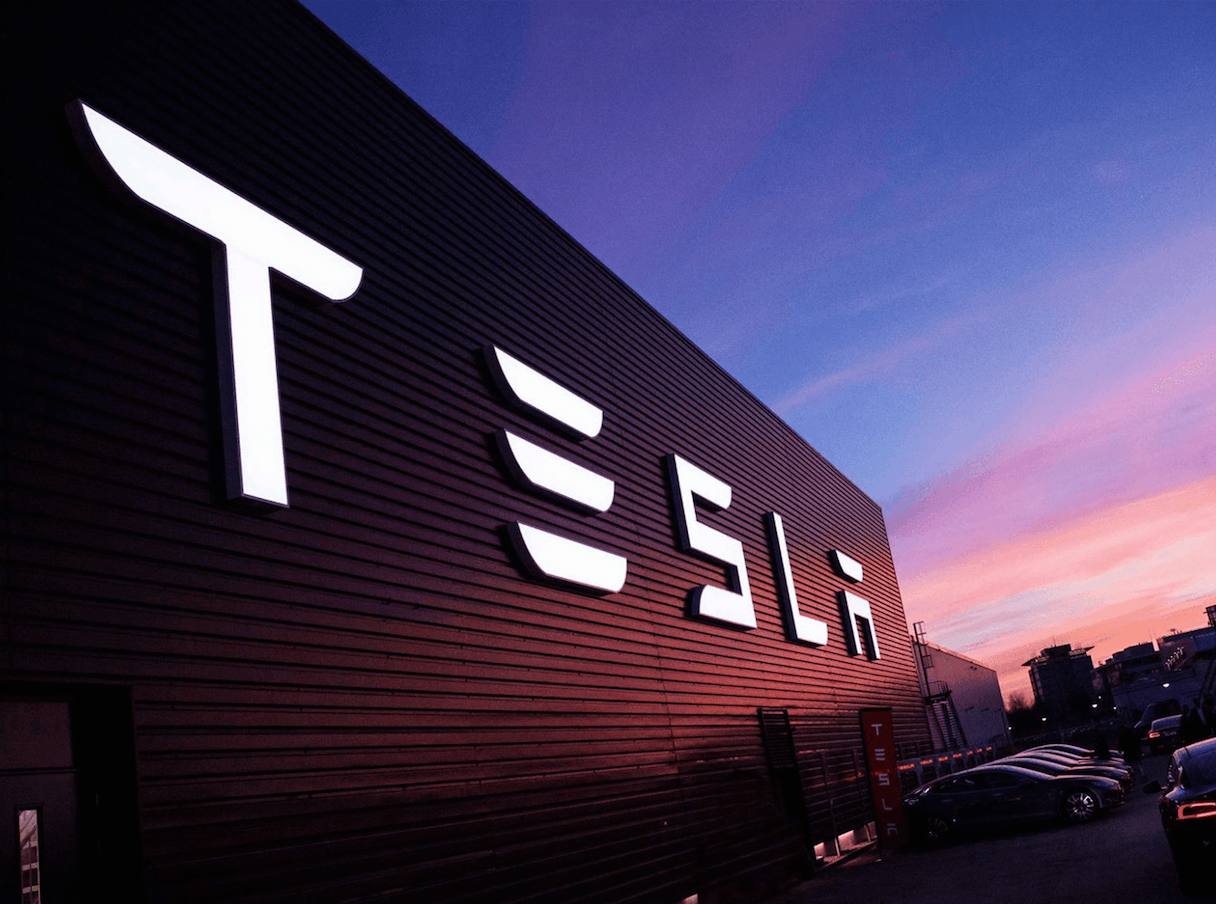 Прибыль Tesla упала на 37 Компания Tesla опубликовала результаты третьего квартала сообщив о падении чистой прибыли на 37 до 1 4 млрд При этом выручка производителя электромобилей достигла рекордно высокого уровня 28 млрд что на 12 больше чем за аналогичный период годом ранее и было продано рекордное количество электромобилей почти полмиллиона на 4 7 больше чем в третьем квартале 2024 года На 40 упала и операционная прибыль Tesla до 1 6 млрд В самой компании падение этих показателей объясняют значительным на 50 ростом издержек в третьем квартале В частности больше было расходов на исследования и новые разработки включая ИИ на реструктуризацию а также издержек связанных с увеличением импортных пошлин Пошлины в частности ударили по импорту запчастей и сырья для электромобилей Акции Tesla в ходе электронных торгов на бирже Nasdaq теряют 3 3 после публикации отчетности bisrub