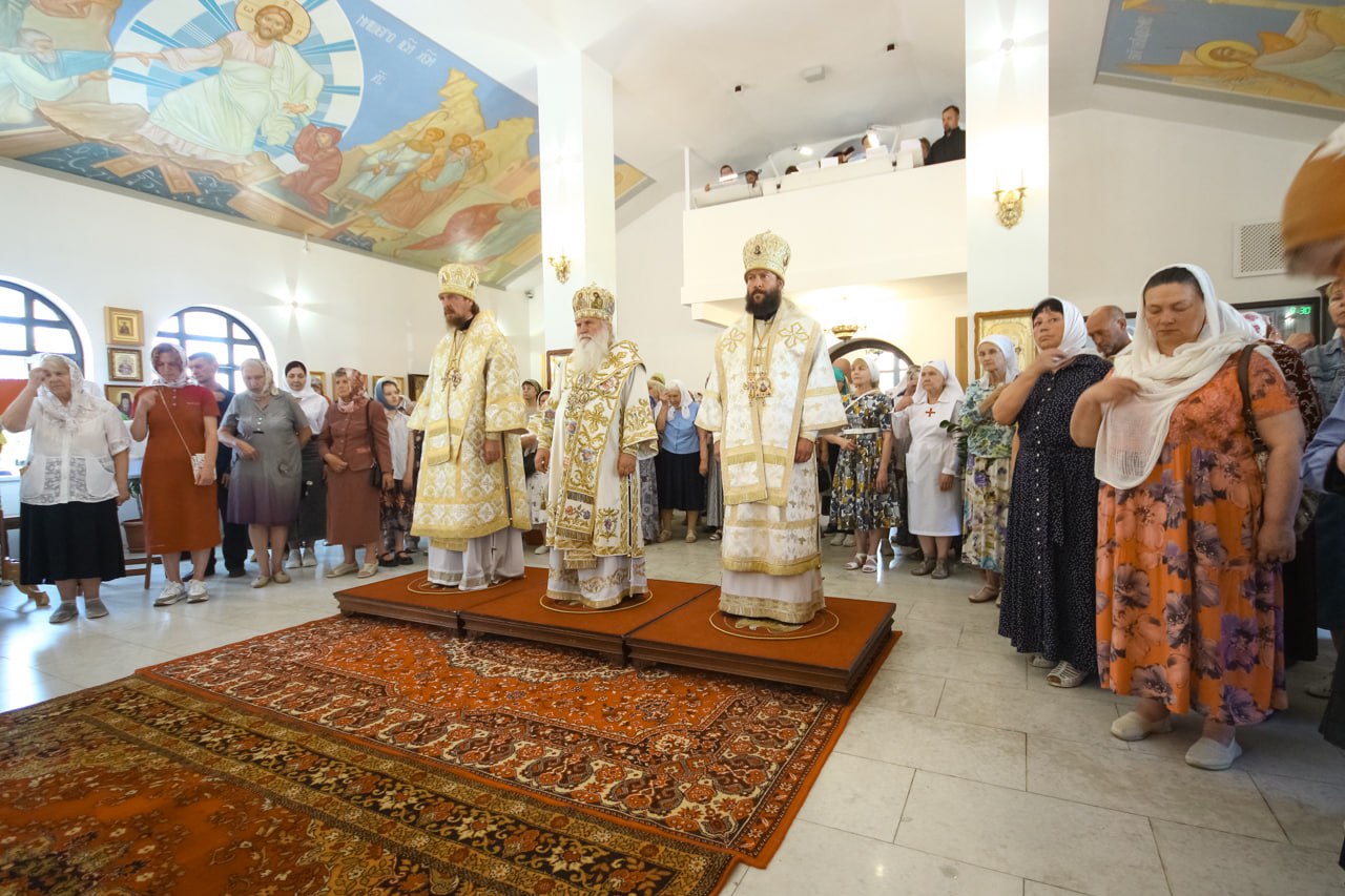 После освящения храма архипастыри совершили Божественную литургию. В завершение праздничной службы митрополит Алексий тепло поблагодарил главу Среднеазиатского митрополичьего округа за совместную молитву и посещение Южного Урала. «Вы – преемник святителя Луки Крымского, он был архиепископом Ташкентским. Особое благословение для нас – это то, что завтра вы возглавите торжества по принесению мощей святителя Тихона, Патриарха Московского в Челябинск», – сказал владыка Алексий. Митрополит Викентий вручил награды клирикам храма и благотворителям. Орденом Русской Православной Церкви преподобного Сергия Радонежского третьей степени награжден Сергей Чеботарев. Медалью «За усердное служение» Челябинской епархии II степени награжден иерей Андрей Ковшевный. Медалью Челябинской епархии «За благие труды» третьей степени награжден Виктор Фуксман. Ряд священнослужителей и сотрудников храма получили из рук главы Среднеазиатского митрополичьего округа Архиерейские грамоты и Благодарственные письма.