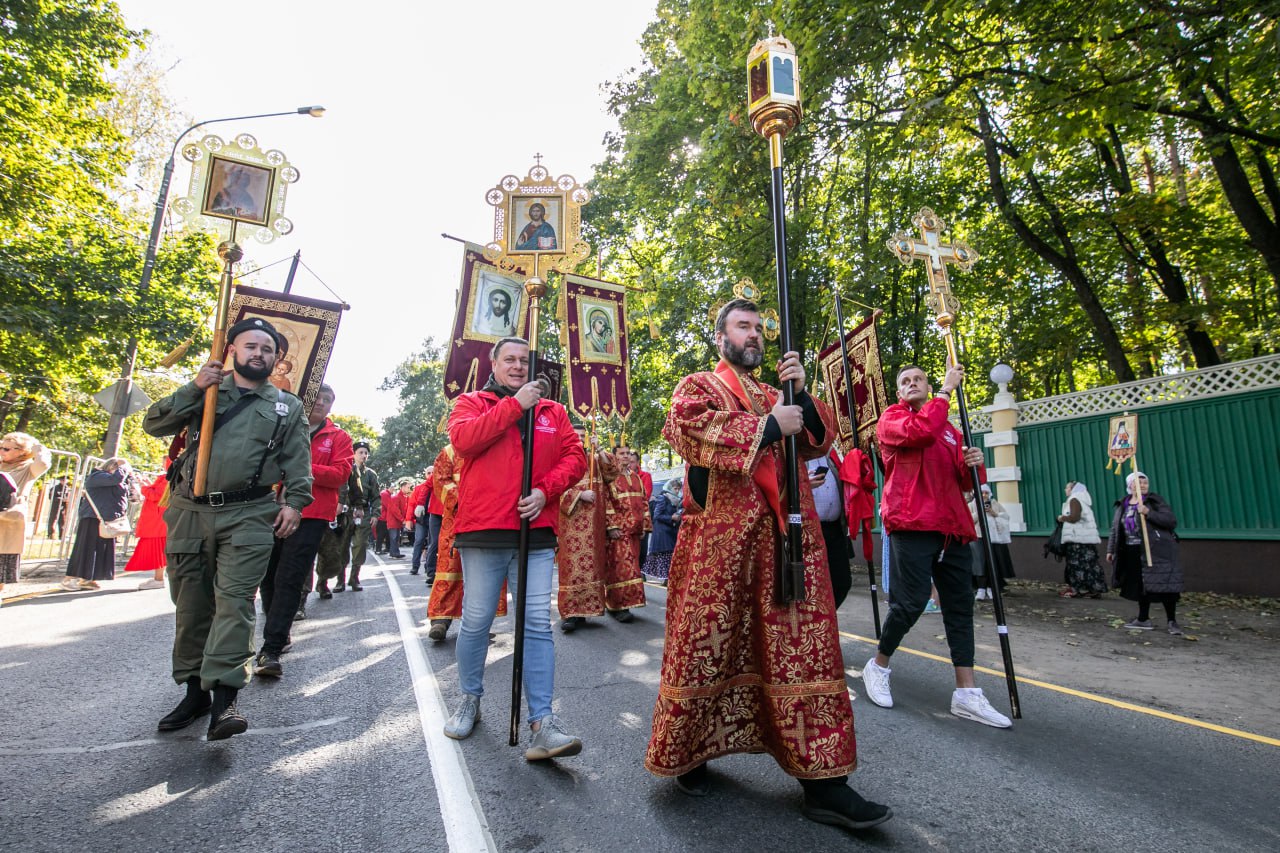 В Орске запланировано перекрытие дорог на время Крестного хода Из-за Крестного хода в честь Табынской иконы Божьей Матери введут ограничения сразу на нескольких улицах Орска. Они будут действовать 19 июня с 19:00 и до окончания православного шествия. Об этом на своих официальных ресурсах сообщает мэрия столицы восточного Оренбуржья. Проезд будет закрыт на следующих участках: улица Ленинского Комсомола от улицы Васнецова до проспекта Ленина ; проспект Ленина четная сторона, от улицы Ленинского Комсомола до улицы Добровольского и улица Добровольского от проспекта Ленина до улицы Ялтинской .