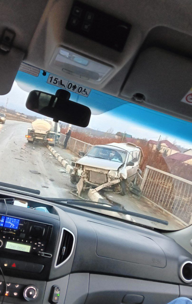 Объездная каток очевидцы сообщают о ДТП на юге Сахалина из за льда на дороге В местном чате опубликовали фото объездной через село Новотроицкое По словам автора дорога превратилась в каток Судя по фото уже произошла серьезная авария автомобили получили значительные повреждения Вся объездная через Новотроицкое каток пишет сахалинец  Будьте внимательнее при проезде и переходе дороги avt0chat   Подписаться на нас Telegram I MAX Прислать нам новость Sakhonlinebot