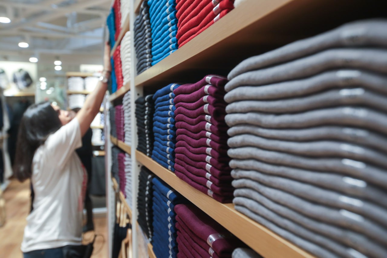 Возвращение невозможно зачем Zara и Uniqlo защищают товарные знаки в России Японская Uniqlo и испанская Zara подали в Роспатент заявки на регистрацию товарных знаков в России По мнению опрошенных ДП экспертов это стратегический шаг для защиты брендов от аннулирования из за трёхлетнего простоя без уважительных причин Новая заявка обнуляет этот срок и страхует от копирования Эксперты сходятся во мнении что возвращения этих брендов в Россию в ближайшие два три года ждать не стоит хотя и расставаться с довольно ёмким рынком эти компании не хотят При этом Zara имеет реальную возможность возвращения через франшизу с Daher Group в то время как Uniqlo закрыла все 50 магазинов Сергей Коньков ДП Подписаться на DP RU