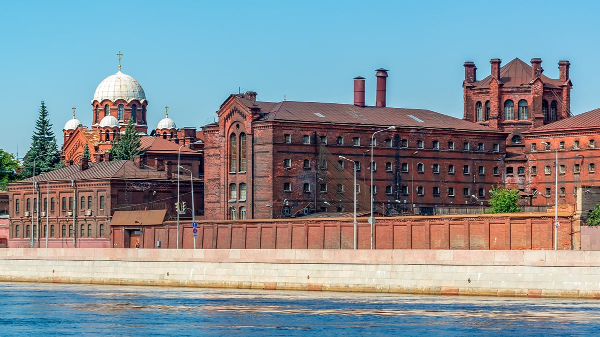 Здание тюрьмы Кресты преобразуют в гостиничный комплекс Проект официально одобрен властями Санкт Петербурга На территории бывшего СИЗО планируется разместить отель музейное пространство гастроулицу и прогулочную зону с арт объектами В этом году объект был продан частному инвестору за 1 135 млрд рублей Прямой эфир