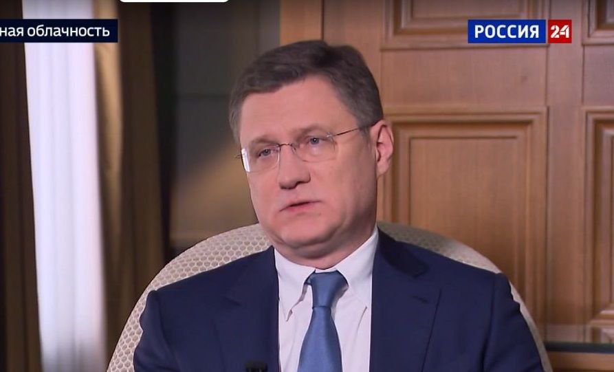 Россия продолжает развивать производство СПГ и строить ряд заводов по сжижению газа в том числе в Усть Луге мощностью 13 млн тонн Об этом в интервью телеканалу Россия 24 рассказал заместитель председателя правительства России Александр Новак Мы будем развивать и производство сжиженного природного газа Наша задача была выйти на 100 миллионов тонн к 2030 году Прим ред В связи с санкционными ограничениями сейчас на несколько лет это будет смещено вправо Тем не менее ряд заводов которые мы планировали продолжают строиться в том числе завод на 13 млн тонн в Усть Луге На заводе Арктик СПГ 2 уже введены в строй две очереди Поэтому мы не меняем своих планов и считаем что это будет один из основных скажем так секторов и драйверов развития энергетической отрасли сказал Александр Новак Говоря о мировом газовом рынке в целом он отметил что газ один из главных энергетических ресурсов в мировом энергетическом балансе Доля газа составляет 26 Ежегодно мировой рынок газа растет примерно на 1 Сейчас общее потребление газа в мире составляет 4 3 трлн кубометров газа К 2050 году по оценкам экспертов оно увеличится до 5 7 трлн кубических метров Он подчеркнул что газ являясь высокоэкологичным энергетическим ресурсом будет активно использоваться Особенно сегодня когда потребление электроэнергии растет более высокими темпами чем в целом развивается экономика за счет внедрения новых цифровых технологий искусственного интеллекта строительства центров обработки данных Россия является крупнейшим производителем газа в мире и занимает долю в 15 Мы обеспечиваем поставки на внутренний рынок развиваем газификацию в наших регионах для потребителей населения При этом для нас это важный энергетический экспортный ресурс Мы поставляем газ как трубопроводным видом транспорта так и через строительство заводов по сжижению газа этот сектор активно развивается в мире более высокими темпами чем поставки трубопроводным газом отметил Александр Новак