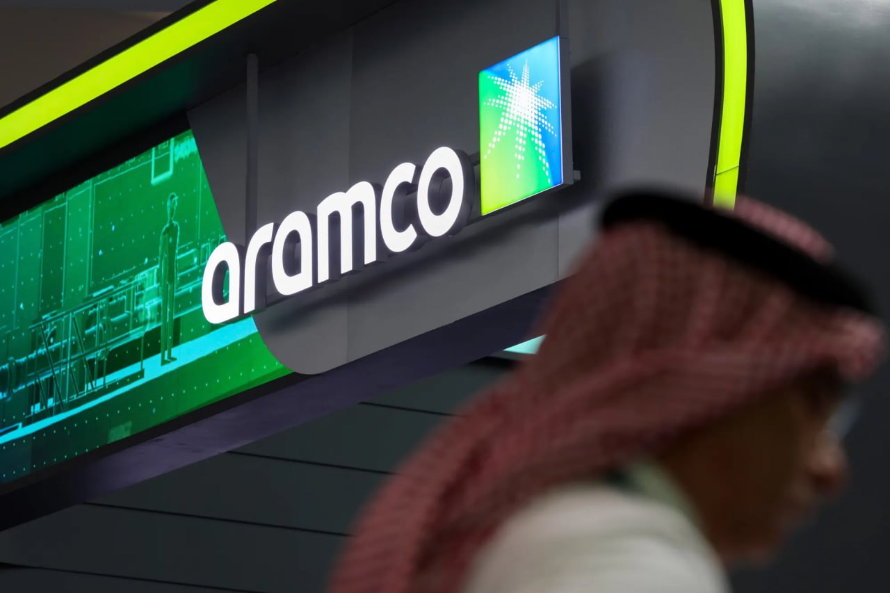 BlackRock покупает контроль над саудовскими газопроводами  Группа компаний BlackRock Inc. подписала договор на сумму $11 млрд по аренде инфраструктуры добычи природного газа Saudi Aramco.  Дочка BlackRock компания Global Infrastructure Partners  GIP  берет в аренду инфраструктуру, обслуживающую газовый проект Джафура, и сдаст её в аренду Aramco сроком на 20 лет. Aramco разрабатывает проект Джафура стоимостью более $100 млрд для поставок топлива на внутренние ТЭС и на экспорт.  Aramco на фоне падения цен на нефть и недоборе бюджета, остро нуждается в международном капитале, продавая доли в некоторых активах      YouTube   sponsr.ru