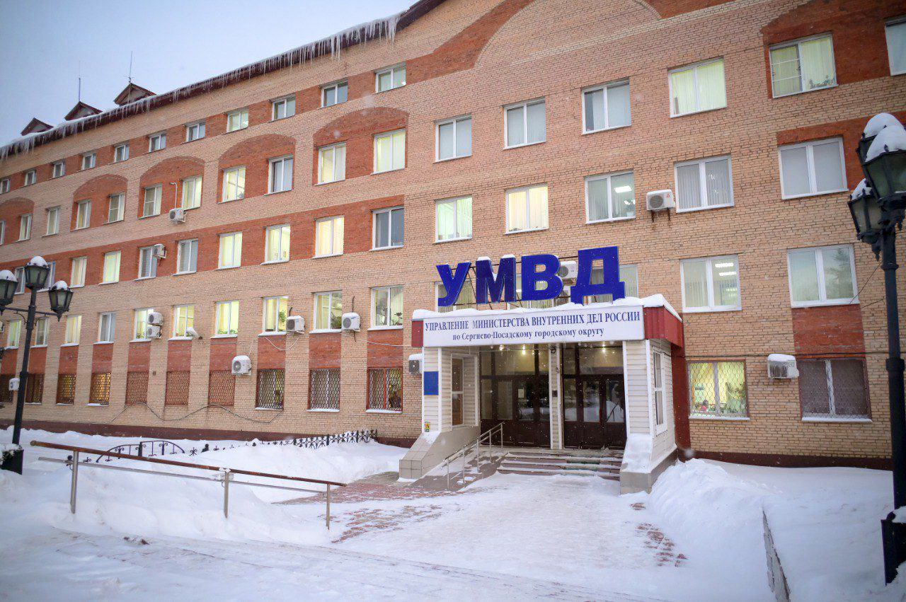 УМВД ищет поджигателя который устроил пожар в СНТ Атмосфера три года назад Ранним утром 15 ноября 2022 года в СНТ Атмосфера рядом с деревней Бубяково произошёл крупный пожар причиной которого стал поджог Неизвестный злоумышленник поджог летнюю кухню на участке 154 а огонь перекинулся на соседний участок 155 повредив пристройку к дому и окна Общий ущерб от поджога превысил 1 миллион рублей УМВД России по Сергиево Посадскому городскому округу проводит комплекс оперативно розыскных мероприятий направленных на установление обстоятельств произошедшего личности и местонахождения злоумышленников сообщает пресс служба УМВД по Сергиево Посадскому округу УМВД просит помощи граждан Если вы что то знаете о произошедшем или видели подозрительных лиц пожалуйста сообщите по телефонам 8 496 540 25 62 дежурная часть УМВД 112 единый номер экстренных служб Ваша информация поможет найти виновного