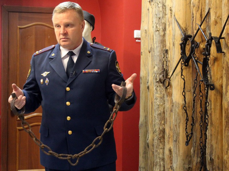 Экс начальника иркутского СИЗО и его зама приговорили к срокам до 5 лет колонии по делу о пытках заключенных Куйбышевский районный суд Иркутска признал бывшего начальника СИЗО 1 Игоря Мокеева и его заместителя Антона Самару виновными по обвинению в превышении должностных полномочий с тяжкими последствиями сообщили пресс службе иркутских судов Мокееву назначили пять лет колонии общего режима Самаре четыре года и шесть месяцев Им также запрещено занимать должности на госслужбе два года после освобождения Мужчин взяли под стражу в зале суда Суд также частично удовлетворил иски шестерых потерпевших они получат по 350 тысяч рублей компенсации морального вреда В апреле 2020 года произошел бунт в ангарской колонии 15 После подавления силовиками протеста осужденных распределили по разным изоляторам для допросов и установления организаторов 24 этапированных оказались в СИЗО 6 Ангарска Там по версии следствия заключенных заводили в служебные помещения и прогулочные дворы связывали их избивали пытали электрошокером и подвергали групповым изнасилованиям В феврале 12 участников бунта в иркутском СИЗО получили сроки от 5 5 до 21 года заключения по делу о массовых беспорядках и дезорганизации работы колонии В ноябре трех фигурантов по делу о пытках приговорили к срокам до 12 лет колонии Остальные пять обвиняемых ушли из СИЗО на СВО На фото ГУФСИН по Иркутской области экс начальник СИЗО 1 в Иркутске Игорь Мокеев