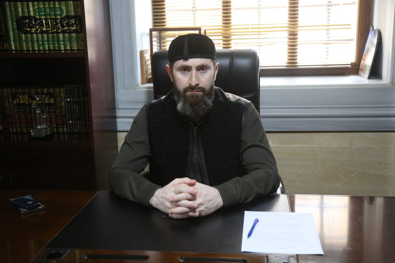Главврач Центра исламской медицины в Чечне назвал «порчу» возможной причиной необъяснимых пожаров В Сети распространилось видео, в сопроводительном тексте к которому говорится, что в селе Гордалы Чеченской Республики в домах семьи Хатуевых по непонятным причинам возникают пожары. Автор поста считает, что это дело руку джиннов, которые по неясным причинам хотят истребить детей рода. Комментаторы по-разному отнеслись к видео. Кто-то отстаивает позицию автора поста, а кто-то предположил, что хозяева просто подожгли матрас и решили «раздуть из этого историю» ради хайпа, пишет «Чечня Сегодня». Журналисты обратилась к главному врачу Центра исламской медицины Адаму Эльжуркаеву, чтобы выяснить возможны ли подобные случаи. «Такие случаи бывают. Это не в первый раз. Такое часто случается. Если на двор или дом навели порчу, бывает, что на ровном месте происходят пожары. Прямо на глазах может загореться что угодно. Невероятно, но факт. Бывает, что перегорают или взрываются лампочки, когда включают свет. Изредка к нам приходят пациенты с такими жалобами», - сказал Эльжуркаев. Он также посоветовал семье Хатуевых обратиться к нему за консультацией. «ВКонтакте» и в «Одноклассниках», чтобы быть в курсе самых интересных новостей Кавказа. Фото: Чечня Сегодня. -канал АиФ – Северный Кавказ
