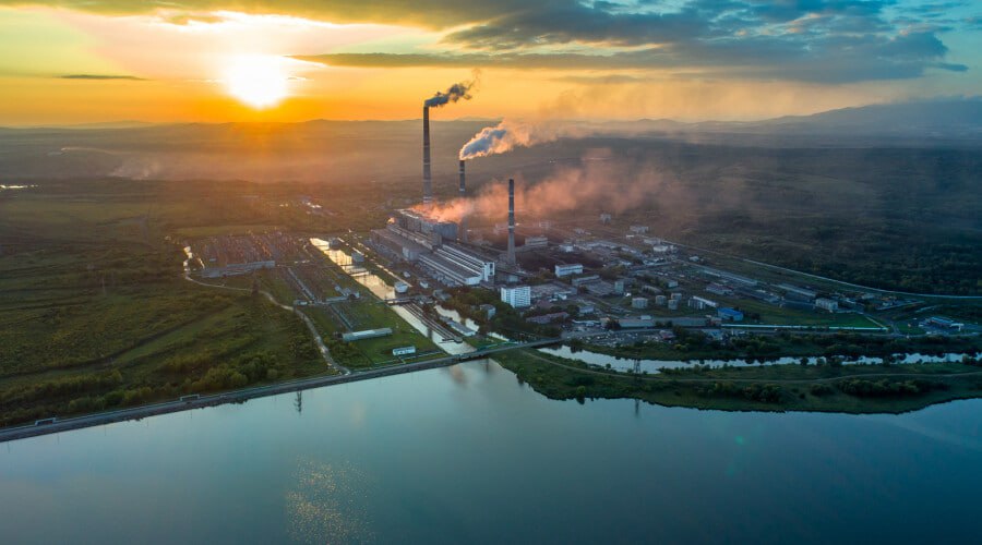 Будущее угольной генерации возможное и достижимое Осенью 2025 года получил внимание общественности процесс удорожания стоимости строительства тепловой генерации как в зарубежных странах так и в России В мире этот процесс обусловлен сокращением производственных мощностей энергомашиностроения на фоне ожиданий дальнейшей декарбонизации энергетики Однако в развивающихся странах Азии сохраняется значительный рынок строительства тепловой генерации в немалой степени угольной Продолжается массовый ввод угольных ТЭС в Китае и Индии а в других развивающихся странах Азии наблюдается даже рост вводов Подобное противоречие во многом стало причиной роста цен на генерирующее оборудование В России причина роста цен несколько иная в период реализации ДПМ значительная часть оборудования поставлялась зарубежными поставщиками что привело к недоинвестированности отечественного машиностроения Сейчас когда в России начинается новая инвестиционная волна в электроэнергетике производственные цепочки оказались недостаточно сильными для обеспечения этой волны вводов в сжатые сроки и по низким ценам О том что в ближайшей и отдаленной перспективе ожидает угольную генерацию читайте в статьей Александра Григорьева и Алексея Фаддеева Будущее угольной генерации возможное и достижимое