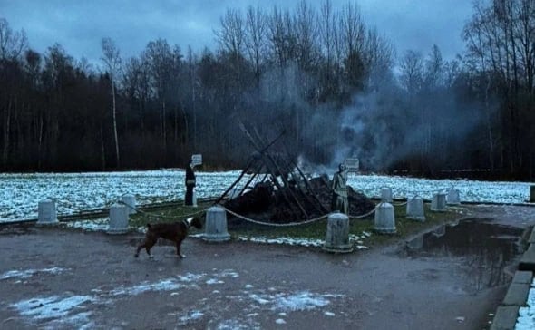 В городе Сестрорецке в Петербурге сгорел шалаш Ленина  «Шалаш действительно подпалили ночью. Сейчас разбираемся», — заявила директор музея Наталья Коваленко.  В музее «Шалаш В. И. Ленина» изданию сообщили, что сгорел соломенный шалаш, который стоит на территории музея. Это копия шалаша, в котором прятались Владимир Ленин и Григорий Зиновьев летом 1917 года от ордера на арест, который выдало Временное правительство.  Рядом находится также каменный памятник «Шалаш», который построили в 1928 году. Он в порядке, заявили в музее.