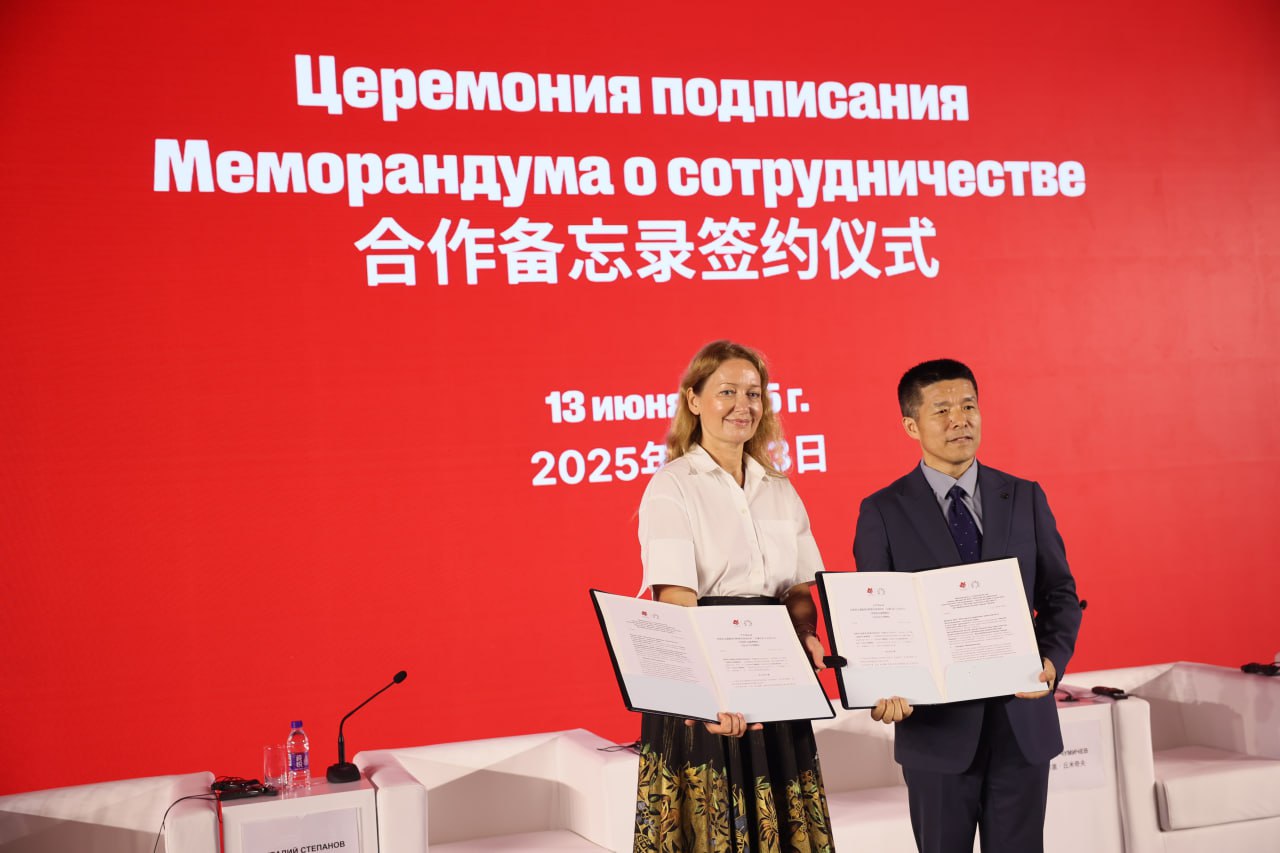 Москва и Пекин провели форум стратегического партнерства Конференцию «Города будущего. Синергия стратегического партнерства Москвы и Пекина» посетили порядка 400 экспертов, а также представителей госсектора и бизнес-сообщества. Мероприятие смогло объединить более 10 значимых для обоих мегаполисов направлений, рассказала заместитель мэра Москвы Наталья Сергунина. В ходе встречи в Пекине участники поговорили о выходе российских технологических компаний на китайский рынок, а также о развитии интеллектуальных транспортных систем и цифровых сервисов для жителей. — Главный результат форума — сразу семь соглашений между предпринимателями и городскими структурами Москвы и Пекина. Документы направлены на укрепление отношений в торговой отрасли, индустрии гостеприимства и музейно-просветительской сфере, — отметила Сергунина. Так, Московский экспортный центр МЭЦ и Международная торговая палата Ябаолу подписали меморандум о совместных проектах. Теперь у этих организаций есть возможность проводить обучающие программы, конференции, выставки и ярмарки. Фото: Пресс-служба Мостуризма Подписаться на «Вечернюю Москву»