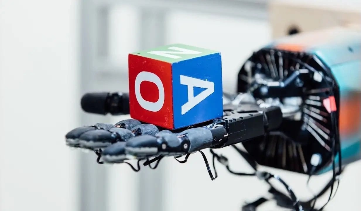 OpenAI набирает персонал для создания собственной линейки роботов  OpenAI выходит за рамки программного обеспечения и планирует развивать направление робототехники. Компания ищет специалистов для разработки собственных роботов, включая инженеров-электриков, механиков и менеджеров проектов. По планам, роботы OpenAI могут достичь массового производства. Стартап стремится интегрировать искусственный интеллект с физическими устройствами.