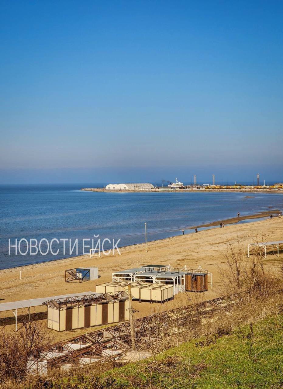 В Ейском районе более 10 км благоустроенных пляжей В новом курортном сезоне по традиции больше всего пляжных территорий, а именно 21, планируется открыть в станице Должанской, в Ейске - 6 территорий. Такие данные были приведены на совещании, которое по поручению руководителя муниципалитета Романа Бублика провел его заместитель Михаил Дьяченко. Мероприятие прошло при участии арендаторов пляжных территорий. Были обсуждены вопросы: - обеспечения правопорядка и безопасности на водных объектах, а именно организации спасательного поста и медицинского кабинета, водолазного обследования и очистки дна акватории, отведенной для купания; - недопустимости размещения на пляжах торговых объектов; - необходимости поддержания санитарного порядка, в том числе размещения туалетов, заключения договоров на вывоз мусора. Арендаторов пляжных территорий призвали подготовить зоны отдыха к 1 мая. А чтобы курортный сезон прошел безопасно и на высоком уровне компетентные органы и структуры будут контролировать работу, организованную в зонах отдыха.
