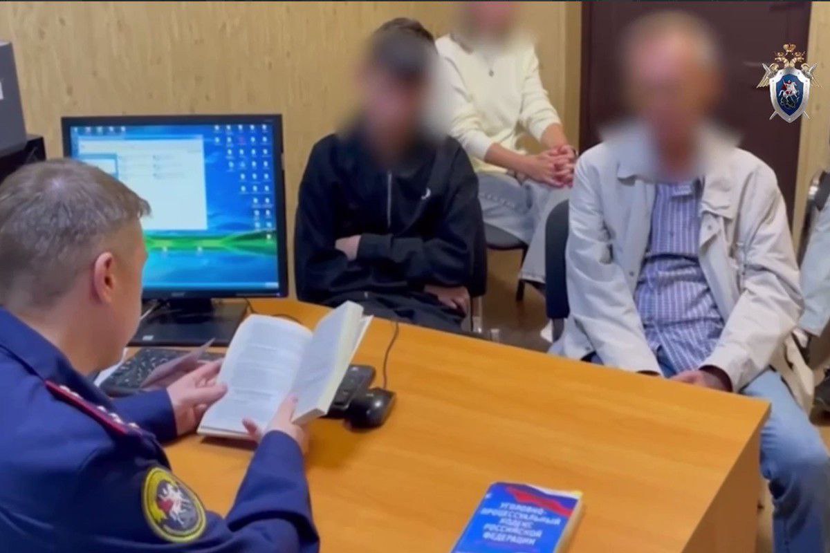 Дело пытавшихся поджечь поезд пятерых подростков из Красноуральска передали в суд Подростков обвиняют в поджоге оборудования цифровой сотовой связи и попытке поджога поезда. Они проходят по статье о теракте. Следствие считает, что обвиняемые действовали «по заказу спецслужб иностранных государств». Уголовное дело направлено в Центральный окружной военный суд для рассмотрения по существу. Фото: Центральное МСУТ СКР Телеграм-канал Поддержать Подписаться Прислать новость 18+